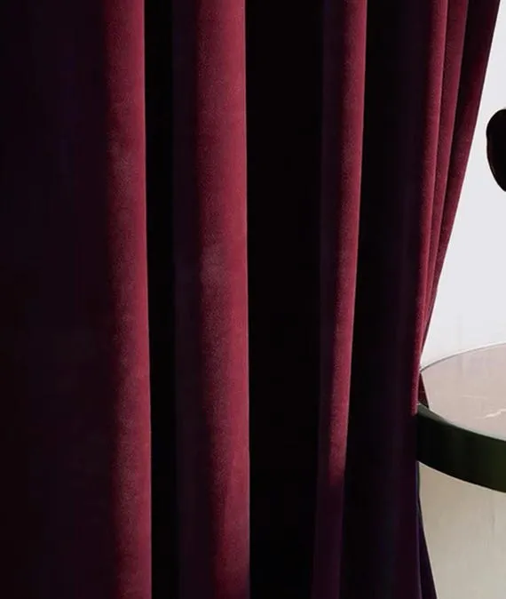 天鹅绒窗帘象征着博彩世界的神秘与庄重